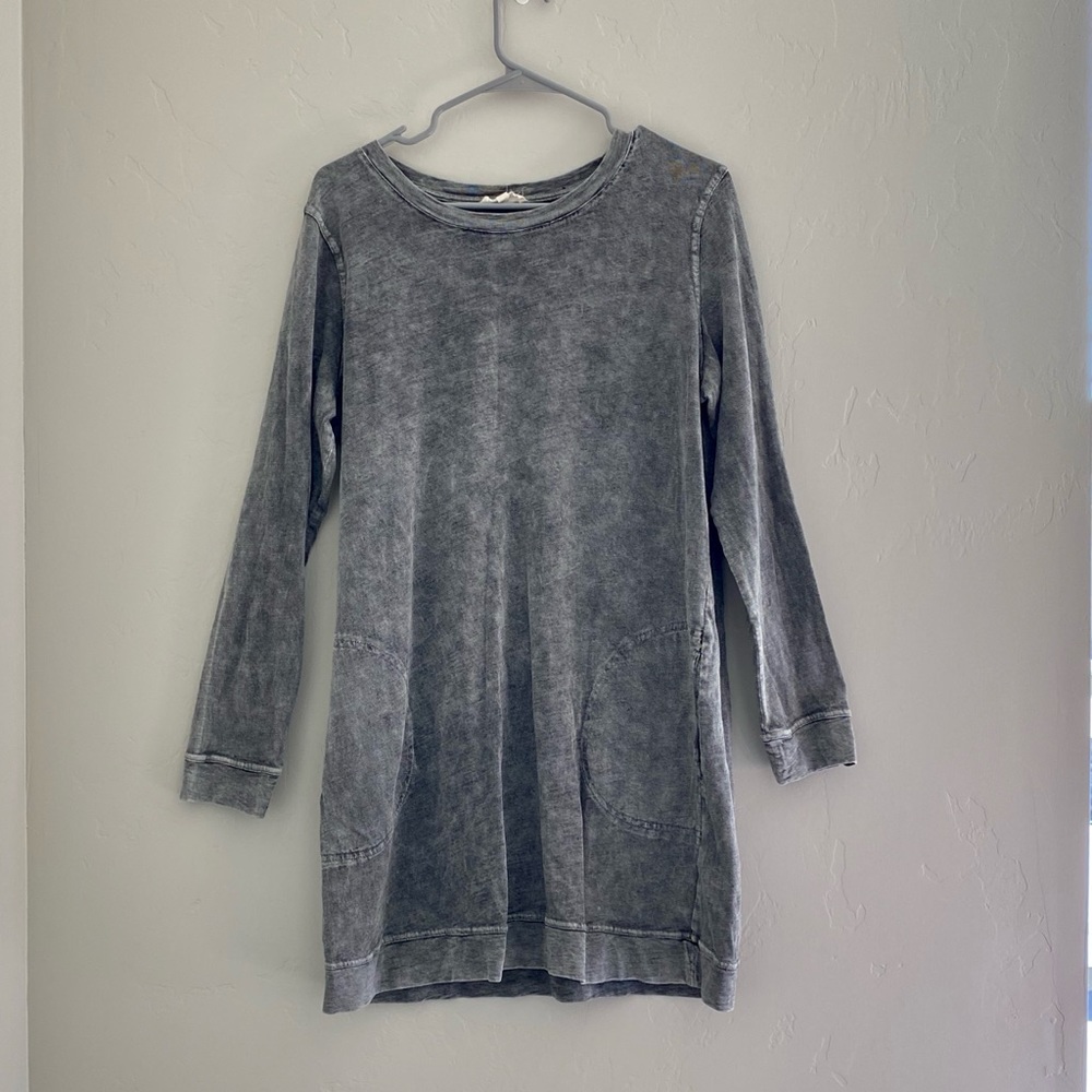 Lightweight tunic with pockets